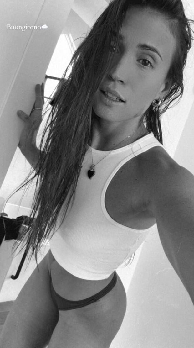 Carolina, scatto sexy per il buongiorno. Lady Cassano lascia di stucco con le sue curve- immagine 2