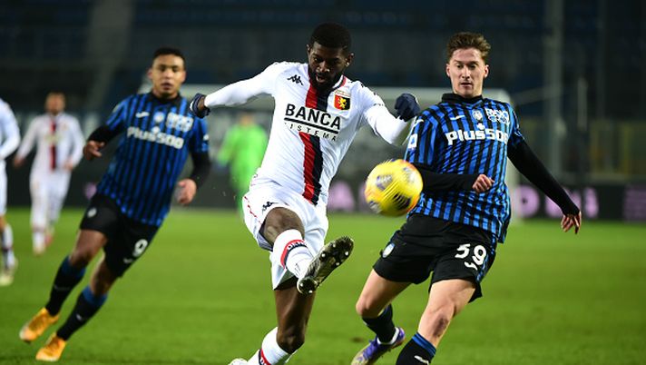 BERGAMO, ITALY - JANUARY 17: Jerome Onguene of Genoa clears the ball under pressure from Aleksej Miranchuk of Atalanta B.C during the Serie A match between Atalanta BC and Genoa CFC at Gewiss Stadium on January 17, 2021 in Bergamo, Italy. Sporting stadiums around Italy remain under strict restrictions due to the Coronavirus Pandemic as Government social distancing laws prohibit fans inside venues resulting in games being played behind closed doors. (Photo by Pier Marco Tacca/Getty Images) Mercato, il derby per Miranchuk: vantaggio iniziale Samp, sorpasso Genoa… - immagine 1