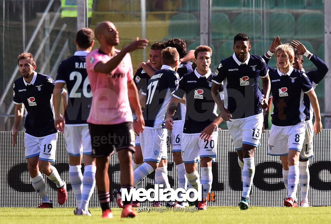  PALERMO, ITALY - NOVEMBER 27: Players of Lazio celebrate after scoring the opening goal during the Serie A match betweenUS Citta di Palermo and SS Lazio at Stadio Renzo Barbera on November 27, 2016 in Palermo, Italy.  (Photo by Tullio M. Puglia/Getty Images) 