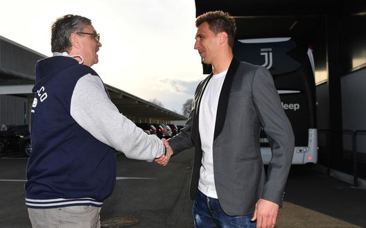 TURIN, ITALY - MARCH 14: Mario Mandzukic (L) of Juventus salutes Waterpolo Team Pro Recco head coach Ratko Rudic pose for a photo during the Waterpolo Team Pro Recco Visits Juventus Training Center at JTC on March 14, 2019 in Turin, Italy. (Photo by Valerio Pennicino - Juventus FC/Juventus FC via Getty Images) TURIN, ITALY - MARCH 14: Mario Mandzukic (L) of Juventus salutes Waterpolo Team Pro Recco head coach Ratko Rudic pose for a photo during the Waterpolo Team Pro Recco Visits Juventus Training Center at JTC on March 14, 2019 in Turin, Italy. (Photo by Valerio Pennicino - Juventus FC/Juventus FC via Getty Images)