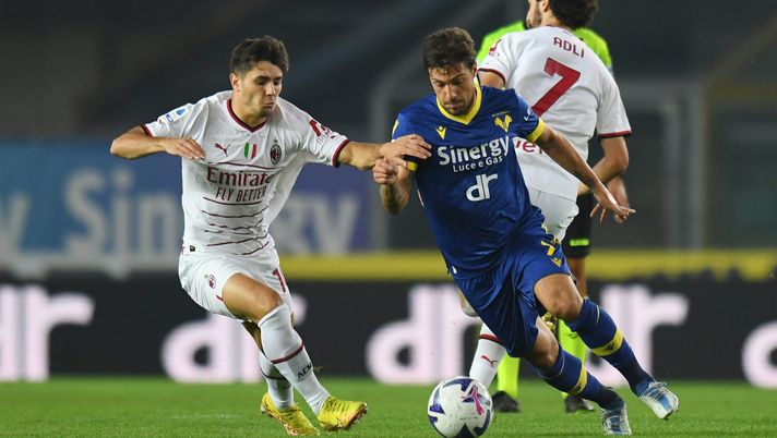 VERONA, ITALY - OCTOBER 16: Simone Verdi of Hellas Verona battles for possession with Brahim Diaz of AC Milan during the Serie A match between Hellas Verona and AC MIlan at Stadio Marcantonio Bentegodi on October 16, 2022 in Verona, Italy. (Photo by Alessandro Sabattini/Getty Images)