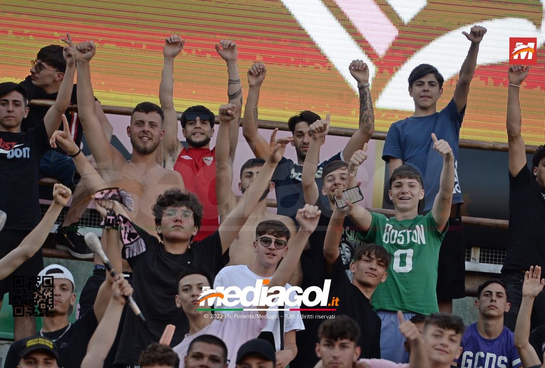 Fototifo, facce da Serie B. I tifosi allo stadio per Palermo-Padova 1-0 - immagine 70