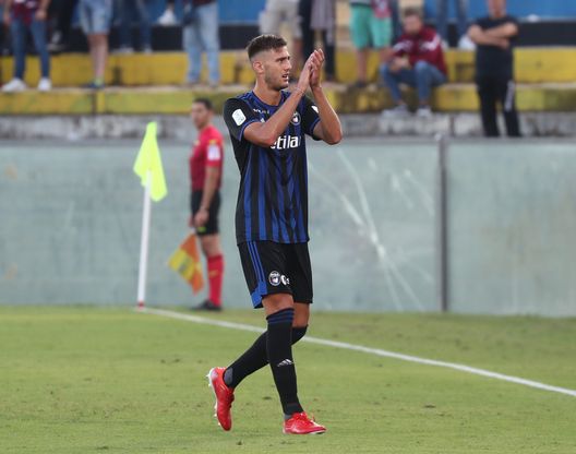 PISA, ITALY - OCTOBER 02: Lorenzo Lucca of Pisa during the Serie B match between Pisa and Reggina at Arena Garibaldi on October 02, 2021 in Pisa, Italy. (Photo by Maurizio Lagana/Getty Images) Fiorentina, ti ricordi Lucca? Un club di Serie A interessato all’attaccante- immagine 2