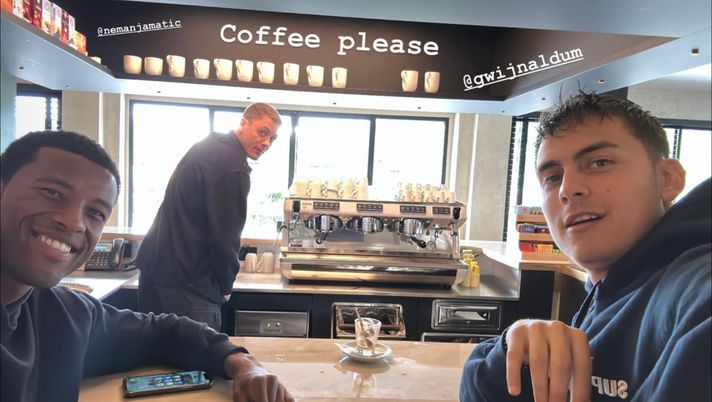 Instagram Dybala Matic a Dybala e Wijnaldum: “Se segnate giovedì vi faccio il caffè tutti i giorni” - immagine 1
