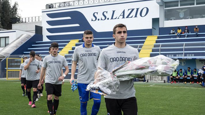 ROME, ITALY - APRIL 03: UC Sampdoria captain Simone Trimboli wears a shirt to commemorate the Lazio youth Daniel Guerini who tragically died in a car accident prior to the Primavera 1 TIM match between SS Lazio U19 and UC Sampdoria U19 at on April 03, 2021 in Rome, Italy. (Photo by Marco Rosi - SS Lazio/Getty Images) ROME, ITALY - APRIL 03: UC Sampdoria captain Simone Trimboli wears a shirt to commemorate the Lazio youth Daniel Guerini who tragically died in a car accident prior to the Primavera 1 TIM match between SS Lazio U19 and UC Sampdoria U19 at on April 03, 2021 in Rome, Italy. (Photo by Marco Rosi - SS Lazio/Getty Images)