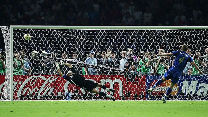 BERLIN - JULY 9: Daniele De Rossi of Italy scores a penalty kick past the dive of Fabien Barthez of France in a penalty shootout at the end the FIFA World Cup Germany 2006 Final match between Italy and France at the Olympic Stadium on July 9, 2006 in Berlin, Germany. (Photo by Alex Livesey/Getty Images) B come Berlino: quanti campioni del Mondo del 2006 sono o sono stati protagonisti in serie cadetta…- immagine 2