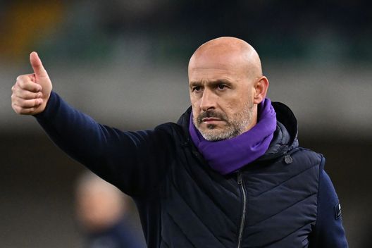VERONA, ITALY - FEBRUARY 27: Vincenzo Italiano head coach of ACF Fiorentina gestures during the Serie A match between Hellas Verona and ACF Fiorentina at Stadio Marcantonio Bentegodi on February 27, 2023 in Verona, . (Photo by Alessandro Sabattini/Getty Images) Risalire la classifica: il Milan darà delle risposte a Italiano e alla squadra- immagine 2