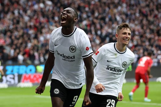 FRANKFURT AM MAIN, GERMANY - OCTOBER 15: Randal Kolo Muani of Eintracht Frankfurt celebrates after scoring their team's second goal during the Bundesliga match between Eintracht Frankfurt and Bayer 04 Leverkusen at Deutsche Bank Park on October 15, 2022 in Frankfurt am Main, Germany. (Photo by Alex Grimm/Getty Images) Mercato: la Fiorentina si inserisce nel duello per un giovane talento- immagine 2