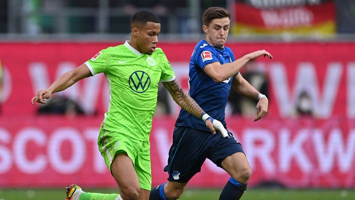 WOLFSBURG, GERMANY - FEBRUARY 19: Aster Vranckx of Wolfsburg is challenged by Christoph Baumgartner of Hoffenheim during the Bundesliga match between VfL Wolfsburg and TSG Hoffenheim at Volkswagen Arena on February 19, 2022 in Wolfsburg, Germany. (Photo by Stuart Franklin/Getty Images) Mercato – Milan su Vranckx, ma non è il primo obiettivo - immagine 1