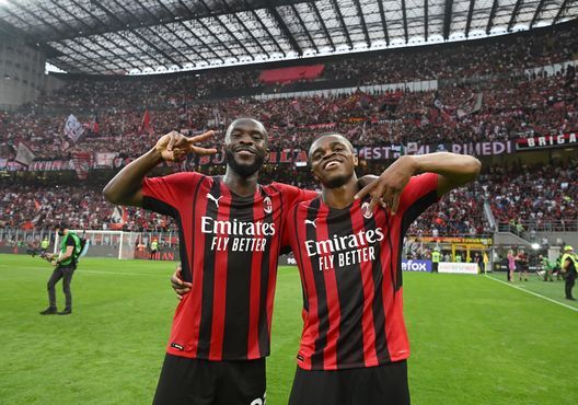 Fikayo Tomori e Pierre Kalulu (difensori AC Milan) qui al termine di Milan-Atalanta 2-0 (Serie A 2021-2022) | News (Getty Images) Tomori Kalulu AC Milan