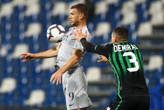 REGGIO NELL'EMILIA, ITALY - MAY 18: Edin Dzeko of AS Roma competes for the ball with Merih Demiral of US Sassuolo during the Serie A match between US Sassuolo and AS Roma at Mapei Stadium - Citta' del Tricolore on May 18, 2019 in Reggio nell'Emilia, Italy. (Photo by Marco Luzzani/Getty Images) REGGIO NELL'EMILIA, ITALY - MAY 18: Edin Dzeko of AS Roma competes for the ball with Merih Demiral of US Sassuolo during the Serie A match between US Sassuolo and AS Roma at Mapei Stadium - Citta' del Tricolore on May 18, 2019 in Reggio nell'Emilia, Italy. (Photo by Marco Luzzani/Getty Images)
