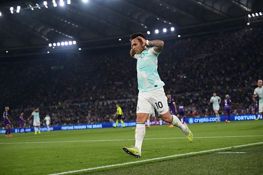 ROME, ITALY - MAY 24: Lautaro Martinez of FC Internazionale celebrates after scoring the goal during the Coppa Italia final match between ACF Fiorentina and FC Internazionale at Stadio Olimpico on May 24, 2023 in Rome, Italy. (Photo by Mattia Ozbot - Inter/Inter via Getty Images) L’Inter soffre, la Nord manda al diavolo lo sciopero! E Lautaro rimonta- immagine 2