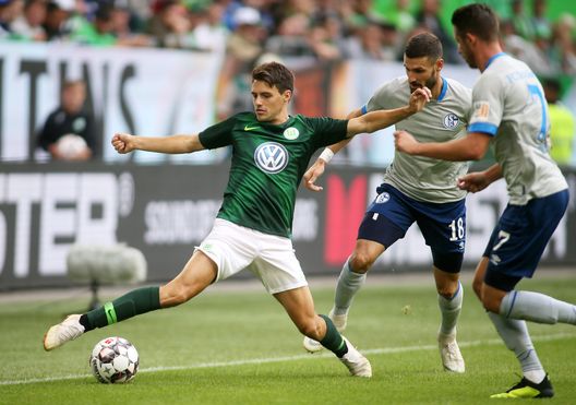  WOLFSBURG, GERMANY - AUGUST 25: Josip Brekalo of Wolfsburg (L) fights for the ball with Daniel Caligiuri and Mark Uth of Schalke 04 during the Bundesliga match between VfL Wolfsburg and FC Schalke 04 at Volkswagen Arena on August 25, 2018 in Wolfsburg, Germany. (Photo by Selim Sudheimer/Bongarts/Getty Images) 