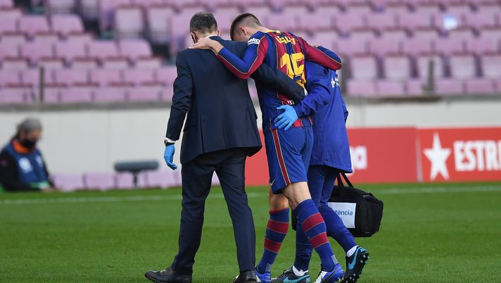 BARCELONA, SPAIN - NOVEMBER 29: Clement Lenglet of Barcelona walks off injured during the La Liga Santander match between FC Barcelona and C.A. Osasuna at Camp Nou on November 29, 2020 in Barcelona, Spain. Sporting stadiums around Spain remain under strict restrictions due to the Coronavirus Pandemic as Government social distancing laws prohibit fans inside venues resulting in games being played behind closed doors. (Photo by David Ramos/Getty Images) BARCELONA, SPAIN - NOVEMBER 29: Clement Lenglet of Barcelona walks off injured during the La Liga Santander match between FC Barcelona and C.A. Osasuna at Camp Nou on November 29, 2020 in Barcelona, Spain. Sporting stadiums around Spain remain under strict restrictions due to the Coronavirus Pandemic as Government social distancing laws prohibit fans inside venues resulting in games being played behind closed doors. (Photo by David Ramos/Getty Images)