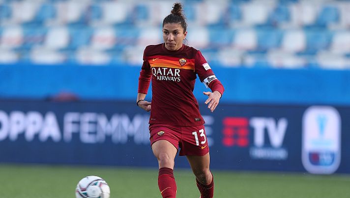 CHIAVARI, ITALY - JANUARY 06: Elisa Bartoli of AS Roma Women in action during the Women's Super Cup semifinal match between Juventus and AS Roma at Stadio Comunale Chiavari on December 6, 2020 in Chiavari, Italy. (Photo by Gabriele Maltinti/Getty Images) Auto rigata dopo il derby femminile di Roma, la Bartoli ai tifosi rivali: “Poveracci” - immagine 1