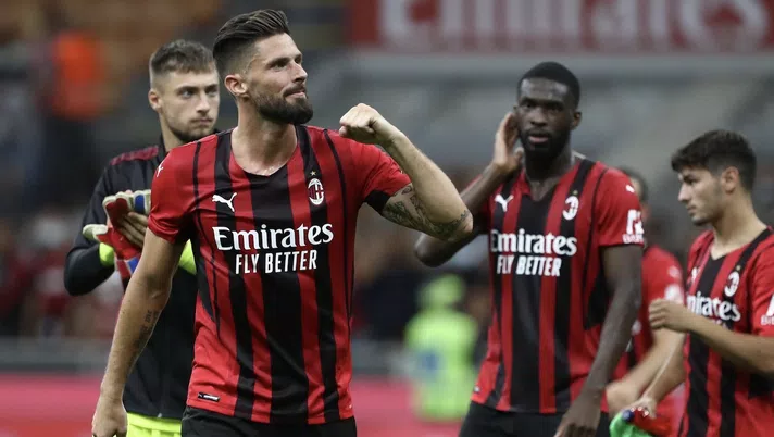 Olivier Giroud (attaccante AC Milan) esulta per uno dei suoi due gol in Milan-Cagliari 4-1 (Serie A 2021-2022) | News (Getty Images)