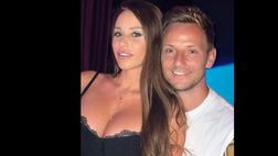 Rakitic, relax e tanto amore. Scatto romantico della sua Raquel: “Ti amo”
