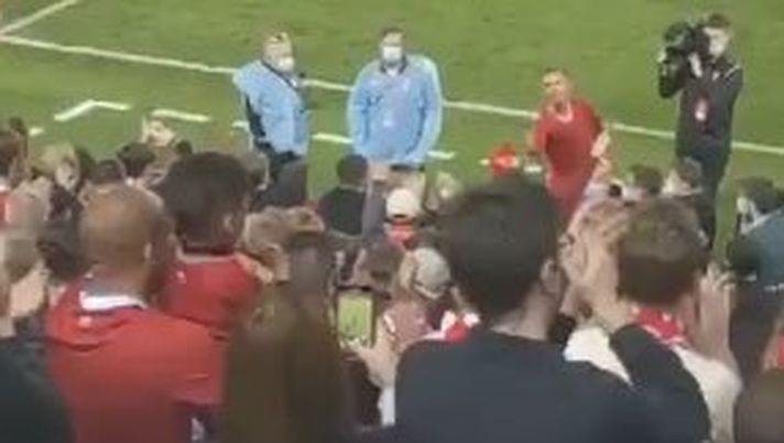 Liverpool, Jordan Henderson va o resta? Quella maglia lanciata verso i tifosi ad Anfield… Liverpool, Jordan Henderson va o resta? Quella maglia lanciata verso i tifosi ad Anfield…