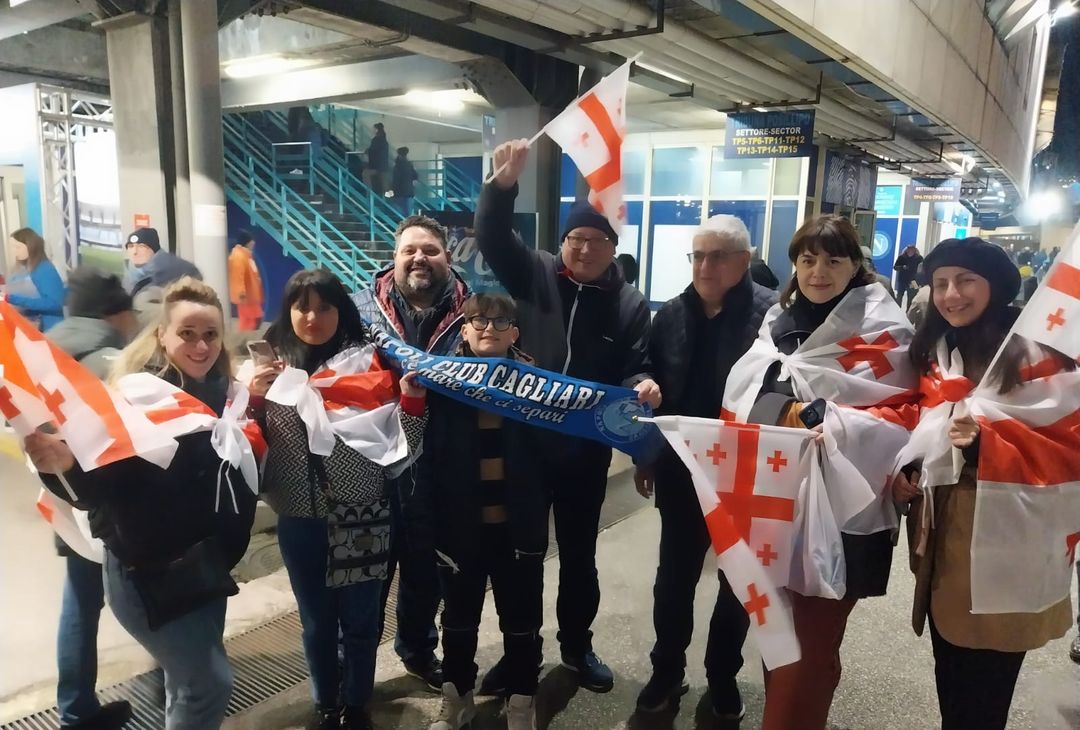 FOTO UANM, i tifosi al Maradona e dalle sedi per Napoli-Roma: striscioni e sorrisi - immagine 3