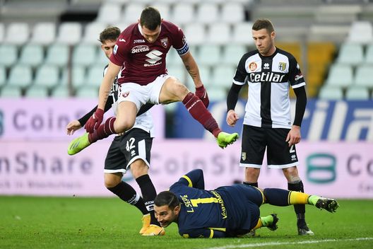  PARMA, ITALY - JANUARY 03: Andrea Belotti of Torino strides over Luigi Sepe of Parma as he collects the ball during the Serie A match between Parma Calcio and Torino FC at Stadio Ennio Tardini on January 03, 2021 in Parma, Italy. Sporting stadiums around Italy remain under strict restrictions due to the Coronavirus Pandemic as Government social distancing laws prohibit fans inside venues resulting in games being played behind closed doors. (Photo by Alessandro Sabattini/Getty Images) 