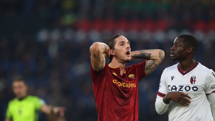 ROME, ITALY - JANUARY 04: Nicolo Zaniolo of AS Roma reacts during the Serie A match between AS Roma and Bologna FC at Stadio Olimpico on January 4, 2023 in Rome, Italy. (Photo by Paolo Bruno/Getty Images) Zaniolo-Milan, c’è l’ok del calciatore per il trasferimento: si lavora ad uno scambio - immagine 1