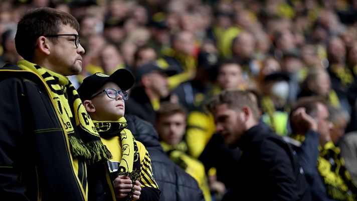 DORTMUND, GERMANY - SEPTEMBER 17: Borussia Dortmund fans enjoy the pre match atmosphere prior to Bundesliga match between Borussia Dortmund and FC Schalke 04 at Signal Iduna Park on September 17, 2022 in Dortmund, Germany. (Photo by Dean Mouhtaropoulos/Getty Images) Facebook shock: di chi era il dito mozzato, finito in un boccale di birra al derby Borussia-Schalke? - immagine 1