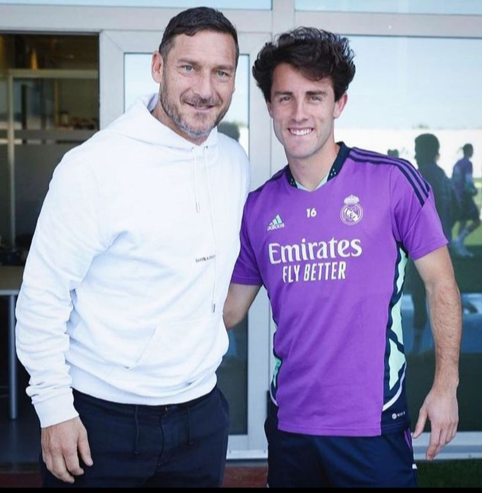 Totti a Madrid posa con un ex Fiorentina…. In viola- immagine 2