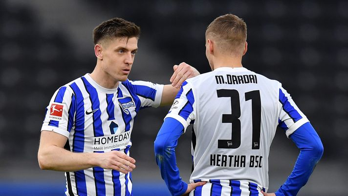 BERLIN, GERMANY - MARCH 06: Krzysztof Piatek of Hertha Berlin gives instructions to teammate Marton Dardai during the Bundesliga match between Hertha BSC and FC Augsburg at Olympiastadion on March 06, 2021 in Berlin, Germany. Sporting stadiums around Germany remain under strict restrictions due to the Coronavirus Pandemic as Government social distancing laws prohibit fans inside venues resulting in games being played behind closed doors. (Photo by Stuart Franklin/Getty Images) BERLIN, GERMANY - MARCH 06: Krzysztof Piatek of Hertha Berlin gives instructions to teammate Marton Dardai during the Bundesliga match between Hertha BSC and FC Augsburg at Olympiastadion on March 06, 2021 in Berlin, Germany. Sporting stadiums around Germany remain under strict restrictions due to the Coronavirus Pandemic as Government social distancing laws prohibit fans inside venues resulting in games being played behind closed doors. (Photo by Stuart Franklin/Getty Images)