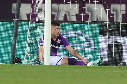 FLORENCE, ITALY - MARCH 09: Luka Jovic of ACF Fiorentina reacts during the UEFA Europa Conference League round of 16 leg one match between ACF Fiorentina and Sivasspor at Stadio Artemio Franchi on March 9, 2023 in Florence, Italy. (Photo by Gabriele Maltinti/Getty Images) VN – Fiorentina in partenza, ma Jovic non c’è: il motivo- immagine 2