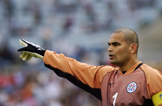 SEOGWIPO - JUNE 15: Jose Luis Chilavert of Paraguay during the Germany v Paraguay, World Cup Second Round match played at the Seogwipo-Jeju World Cup Stadium in Seogwipo, South Korea on June 15, 2002. (Photo by Shaun Botterill/Getty Images) Chilavert, dalla condanna per diffamazione alla candidatura a presidente della Repubblica in Paraguay - immagine 1