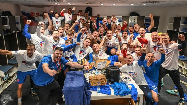 Foto: Slovenský futbalový zväz  Duda e Suslov festeggiano la qualificazione a Euro 2024 con la Slovacchia - immagine 1
