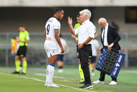VERONA, ITALY - AUGUST 28: Gian Piero Gasperini, Head Coach of Atalanta BC talks to Luis Muriel during the Serie A match between Hellas Verona and Atalanta BC at Stadio Marcantonio Bentegodi on August 28, 2022 in Verona, Italy. (Photo by Alessandro Sabattini/Getty Images) Atalanta: Gasperini ha gli stessi problemi di Italiano, in 4 ancora a parte- immagine 2