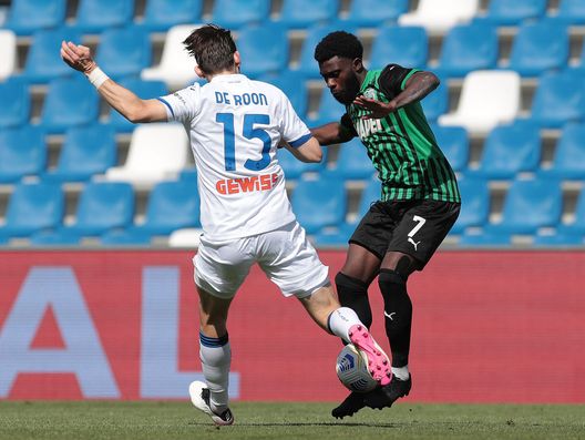 REGGIO NELL'EMILIA, ITALY - MAY 02: Jeremie Boga of U.S. Sassuolo Calcio is challenged by Marten De Roon of Atalanta B.C. during the Serie A match between US Sassuolo and Atalanta BC at Mapei Stadium - Città del Tricolore on May 02, 2021 in Reggio nell'Emilia, Italy. Sporting stadiums around Italy remain under strict restrictions due to the Coronavirus Pandemic as Government social distancing laws prohibit fans inside venues resulting in games being played behind closed doors. (Photo by Emilio Andreoli/Getty Images) Atalanta, Daniel fratello – procuratore di Boga: “Jeremie è pronto, entusiasta e ha scelto la 10 senza paura” - immagine 1