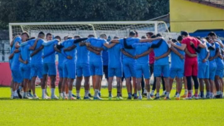 Bolivia, scene di follia a Santa Cruz: i tifosi prendono a cinghiate i calciatori AGGRESSIONE IN ALLENAMENTO IN BOLIVIA