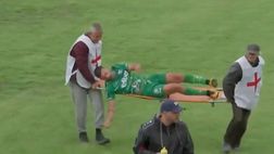 Bulgaria, il calciatore Apostolov cade volontariamente dalla barella, facendo infuriare i rivali