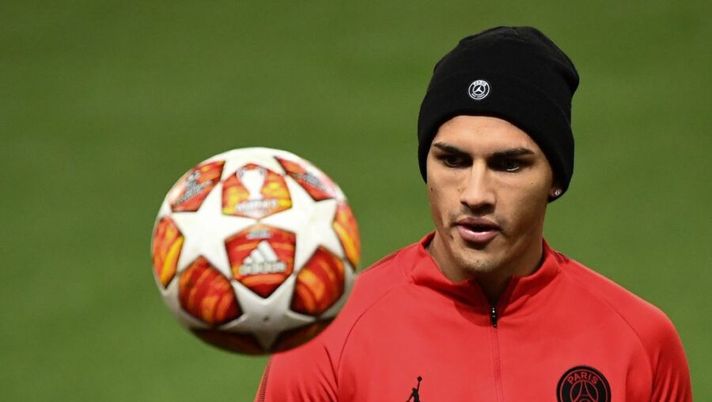 Paris Saint-Germain's Argentinian forward Leandro Paredes eyes the ball during a training session at Old Trafford in Manchester, north west England, on February 11, 2019, on the eve the first leg of their UEFA Champions League round of 16 football match against Manchester United. (Photo by FRANCK FIFE / AFP) (Photo credit should read FRANCK FIFE/AFP via Getty Images) Sky: “Juve, arriva il via libera del PSG al prestito di Paredes: è la svolta per il colpo” - immagine 1