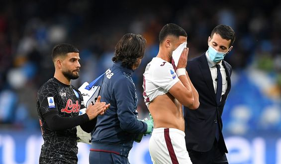NAPLES, ITALY - OCTOBER 17: Rolando Mandragora of Torino FC reacts as he leaves the pitch during the Serie A match between SSC Napoli and Torino FC at Stadio Diego Armando Maradona on October 17, 2021 in Naples, Italy. (Photo by Francesco Pecoraro/Getty Images) Torino, Juric ridisegna la mediana senza Mandragora: Lukic-Pobega, ma non solo- immagine 2