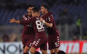  ROME, ITALY - DECEMBER 11: Tomas Rincon #88 with his teammates of Torino FC celebrates after scoring the team's second goal during the Serie A match between SS Lazio and Torino FC at Stadio Olimpico on December 11, 2017 in Rome, Italy. (Photo by Paolo Bruno/Getty Images)