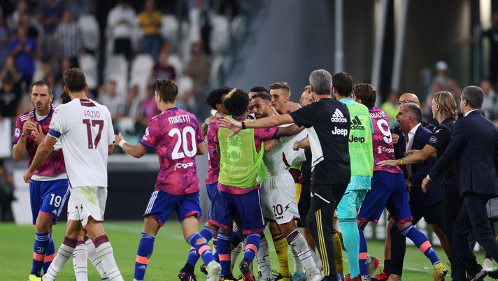 TURIN, ITALY - SEPTEMBER 11: Players of Juventus and Salernitana clash after Arkadiusz Milik (not pictured) of Juventus scored a goal which was later disallowed during the Serie A match between Juventus and Salernitana at on September 11, 2022 in Turin, Italy. (Photo by Jonathan Moscrop/Getty Images) L’Appunto - immagine 1