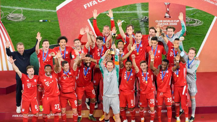DOHA, QATAR - FEBRUARY 11: . Manuel Neuer of FC Bayern Muenchen lifts the FIFA Club World Cup Qatar 2020 trophy after the finale FIFA Club World Cup Qatar 2020 match between FC Bayern Muenchen and Tigres UANL on February 11, 2021 in Doha, Qatar. (Photo by Gaston Szerman/DeFodi Images/Getty Images) 
