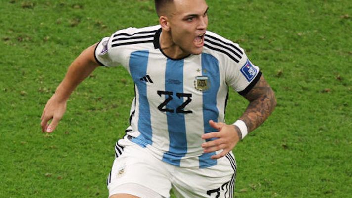 LUSAIL CITY, QATAR - DECEMBER 09: Lautaro Martinez of Argentina celebrates after scoring the team's fifth and winning penalty in the penalty shoot out during the FIFA World Cup Qatar 2022 quarter final match between Netherlands and Argentina at Lusail Stadium on December 09, 2022 in Lusail City, Qatar. (Photo by Elsa/Getty Images) Caressa: “Lautaro deve fare più gol. Non vorrei che poi si dicesse questo sul Toro” - immagine 1