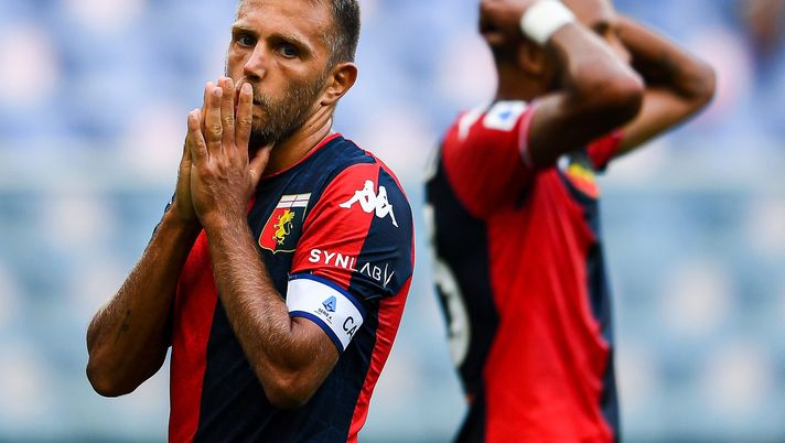 GENOA, ITALY - SEPTEMBER 18: Domenico Criscito (L) and Junior Hernani of Genoa react with disappointment during the Serie A match between Genoa CFC and AFC Fiorentina at Stadio Luigi Ferraris on September 18, 2021 in Genoa, Italy. (Photo by Getty Images) GENOA, ITALY - SEPTEMBER 18: Domenico Criscito (L) and Junior Hernani of Genoa react with disappointment during the Serie A match between Genoa CFC and AFC Fiorentina at Stadio Luigi Ferraris on September 18, 2021 in Genoa, Italy. (Photo by Getty Images)