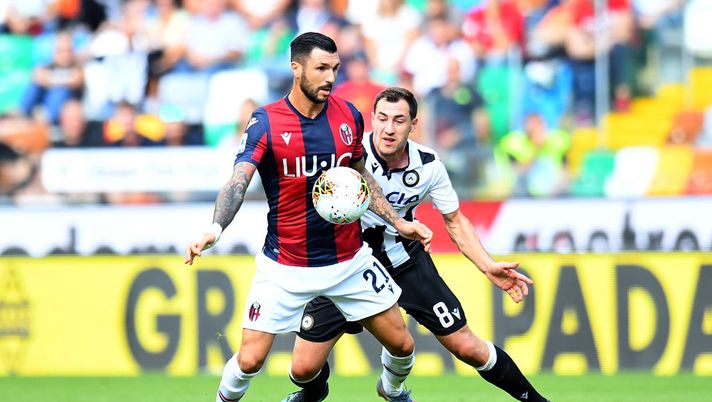 UDINE, ITALY - SEPTEMBER 29: Roberto Soriano of Bologna FC competes for the ball wit competes for the ball with Mato Jajalo of Udinese Calcio during the Serie A match between Udinese Calcio and Bologna FC at Stadio Friuli on September 29, 2019 in Udine, Italy. (Photo by Alessandro Sabattini/Getty Images) UDINE, ITALY - SEPTEMBER 29: Roberto Soriano of Bologna FC competes for the ball wit competes for the ball with Mato Jajalo of Udinese Calcio during the Serie A match between Udinese Calcio and Bologna FC at Stadio Friuli on September 29, 2019 in Udine, Italy. (Photo by Alessandro Sabattini/Getty Images)