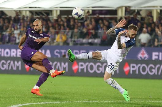FLORENCE, ITALY - OCTOBER 10: Sofyan Amrabat of ACF Fiorentina in action against Manuel Lazzari of SS Lazio during the Serie A match between ACF Fiorentina and SS Lazio at Stadio Artemio Franchi on October 10, 2022 in Florence, Italy. (Photo by Gabriele Maltinti/Getty Images) Italiano, il cambio di modulo ha inciso: il centrocampo viola è rinato- immagine 2