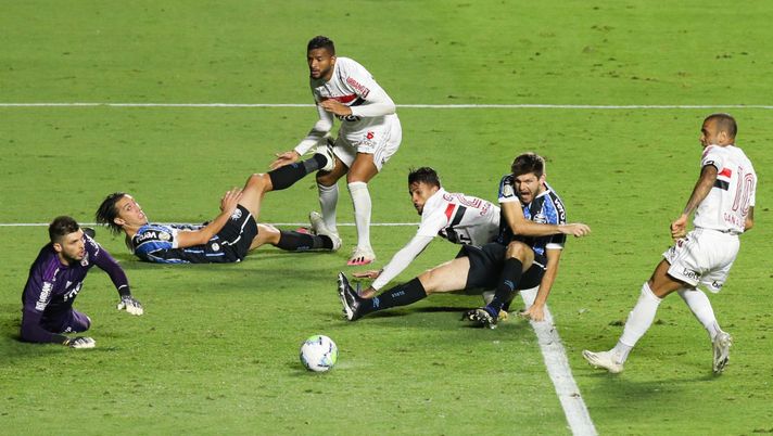SAO PAULO, BRAZIL - OCTOBER 17: Players of Gremio and of Sao Paulo in action during the match as part of Brasileirao Series A 2020 at Morumbi Stadium on October 17, 2020 in Sao Paulo, Brazil. (Photo by Alexandre Schneider/Getty Images) SAO PAULO, BRAZIL - OCTOBER 17: Players of Gremio and of Sao Paulo in action during the match as part of Brasileirao Series A 2020 at Morumbi Stadium on October 17, 2020 in Sao Paulo, Brazil. (Photo by Alexandre Schneider/Getty Images)