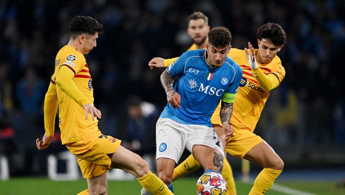NAPLES, ITALY - FEBRUARY 21: Giovanni Di Lorenzo of SSC Napoli battles for possession with Joao Felix of FC Barcelona during the UEFA Champions League 2023/24 round of 16 first leg match between SSC Napoli and FC Barcelona at Stadio Diego Armando Maradona on February 21, 2024 in Naples, Italy. (Photo by Francesco Pecoraro/Getty Images) Ranieri, l’ex compagno: “Il Napoli può battere il Barcellona, serve solo più impegno” - immagine 1