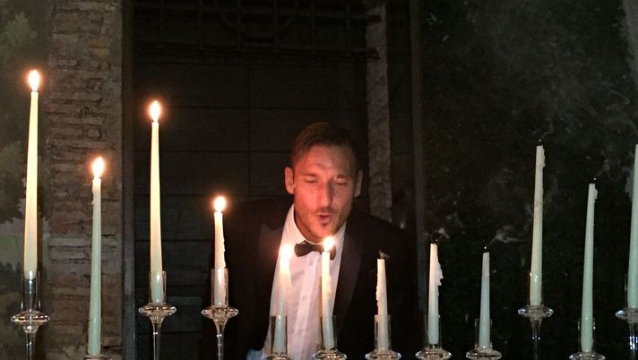 Festa Totti, il capitano spegne le ‘candeline’: “Grazie a tutti!” – GALLERY – VIDEO 