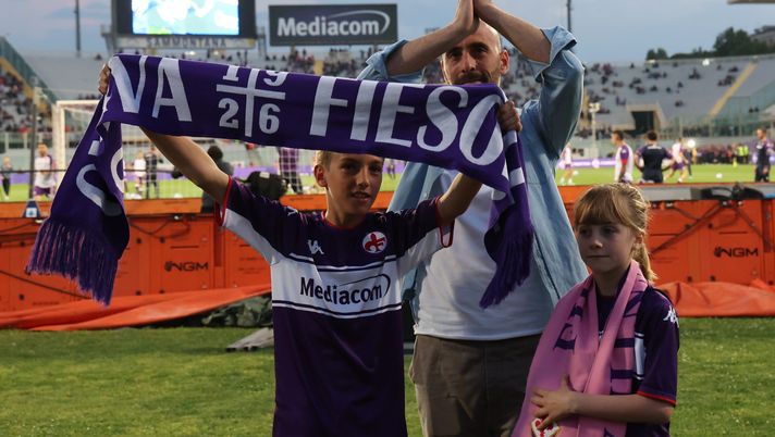 GERMOGLI PH: 09 MAGGIO 2022 FIRENZE STADIO ARTEMIO FRANCHI PARTITA CAMPIONATO SERIE A 2021 2022 FIORENTINA VS ROMA NELLA FOTO BORJA VALERO © FOTOCRONACHE GERMOGLI Borja Valero si prende gli applausi del Franchi. Il tributo dei tifosi - immagine 1