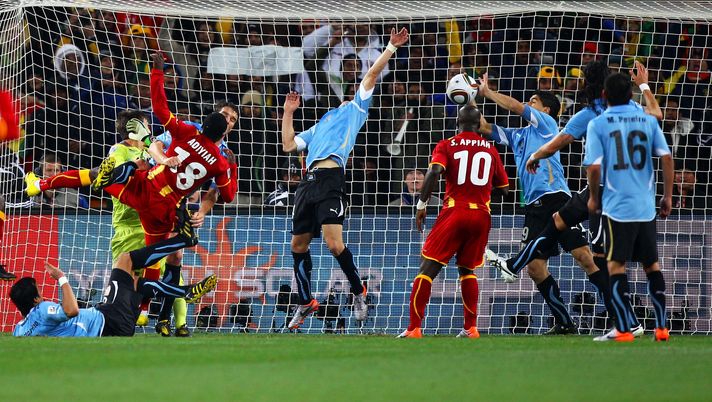 JOHANNESBURG, SOUTH AFRICA - JULY 02: Luis Suarez of Uruguay handles the ball on the goal line, for which he is sent off, during the 2010 FIFA World Cup South Africa Quarter Final match between Uruguay and Ghana at the Soccer City stadium on July 2, 2010 in Johannesburg, South Africa. (Photo by Michael Steele/Getty Images) Il Ghana sogna la vendetta con l’Uruguay, ma nel 2010 gli africani volevano…far arrestare Luis Suarez! - immagine 1