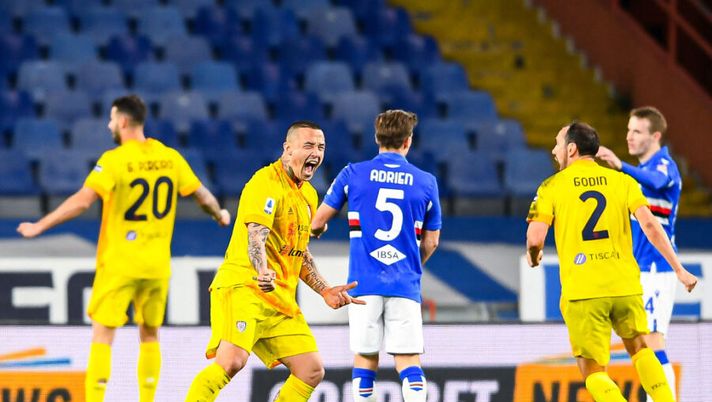 GENOA, ITALY - MARCH 7: Radja Nainggolan of Cagliari (2nd from L) celebrates after scoring a goal during the Serie A match between UC Sampdoria and Cagliari Calcio at Stadio Luigi Ferraris on March 7, 2021 in Genoa, Italy. (Photo by Paolo Rattini/Getty Images) I voti ufficiali al fantacalcio: Joao Pedro come Nainggolan! Delude Jankto, Nandez c’è - immagine 1